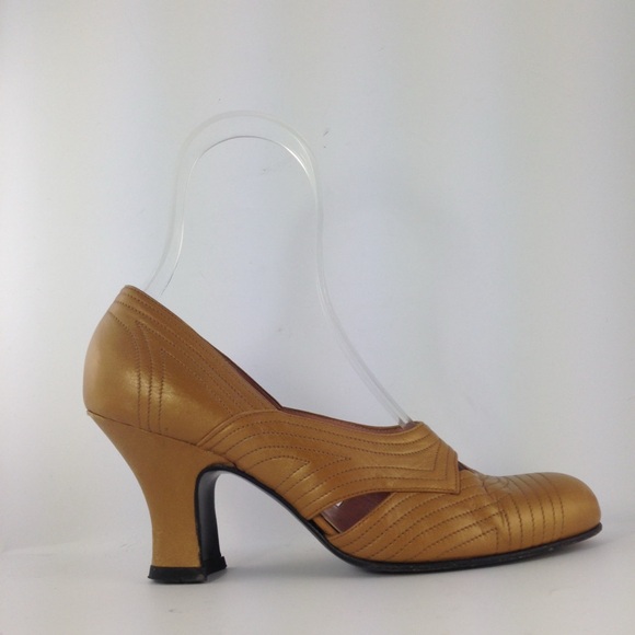 Prada Women's Tan Leather Heels - Picture 8 of 11